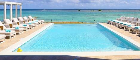 Utendørsbasseng og et evighetsbasseng