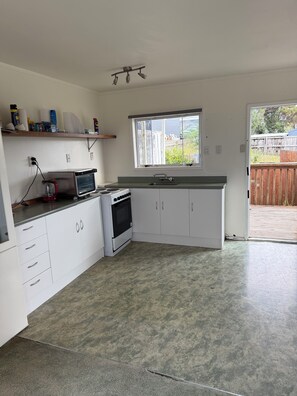 Réfrigérateur, micro-ondes, four, cafetière/bouilloire