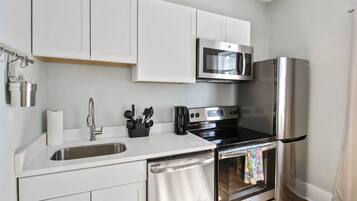 Køleskab, mikrobølgeovn, ovn, kogeplade