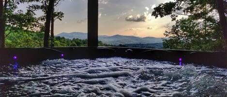 Bañera de hidromasaje al aire libre