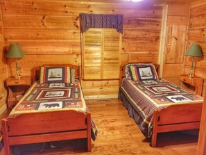 2 slaapkamers, een bureau, een strijkplank/strijkijzer, gratis wifi