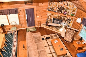 Smart-tv, een open haard, videospelletjes en een dvd-speler