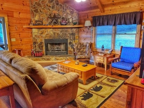 Smart-tv, een open haard, videospelletjes en een dvd-speler