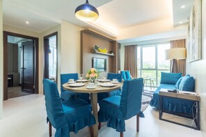 標準套房, 2 間臥室, 無障礙, 城市景 | 客廳 | 平面電視