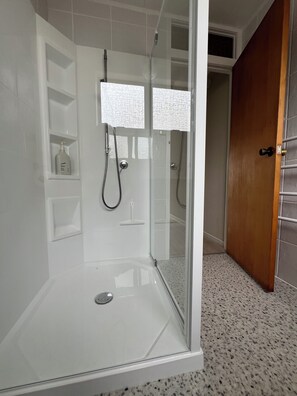Dusche, Handtücher, Toilettenpapier