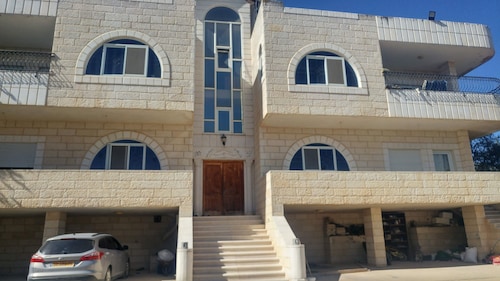 Visit Bethlehem & Jerusalem ，the apartment is in a mansion like property
