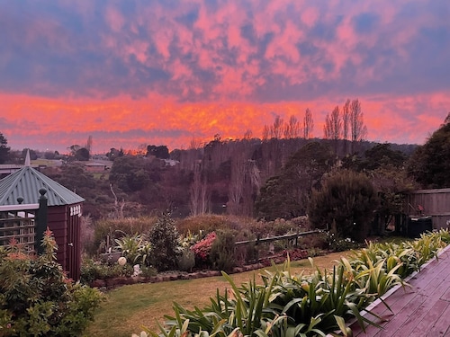 Annie's River Retreat-last minute deals, family friendly home, rural/river views