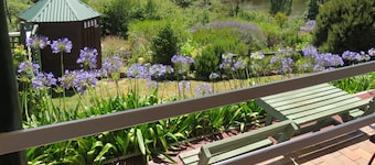 Annie's River Retreat-last minute deals, family friendly home, rural/river views