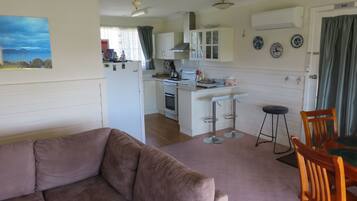 TV connectée, jeux vidéo, lecteur de DVD, livres