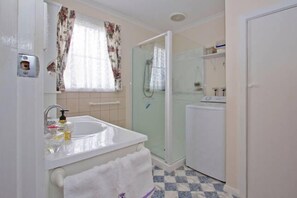 Shower, hair dryer, towels, soap - Annie's River Retreat-last minute deals, family friendly home, rural/river views (Hadspen)