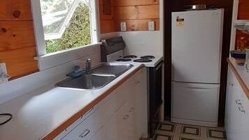 Fridge, microwave, oven, coffee/tea maker