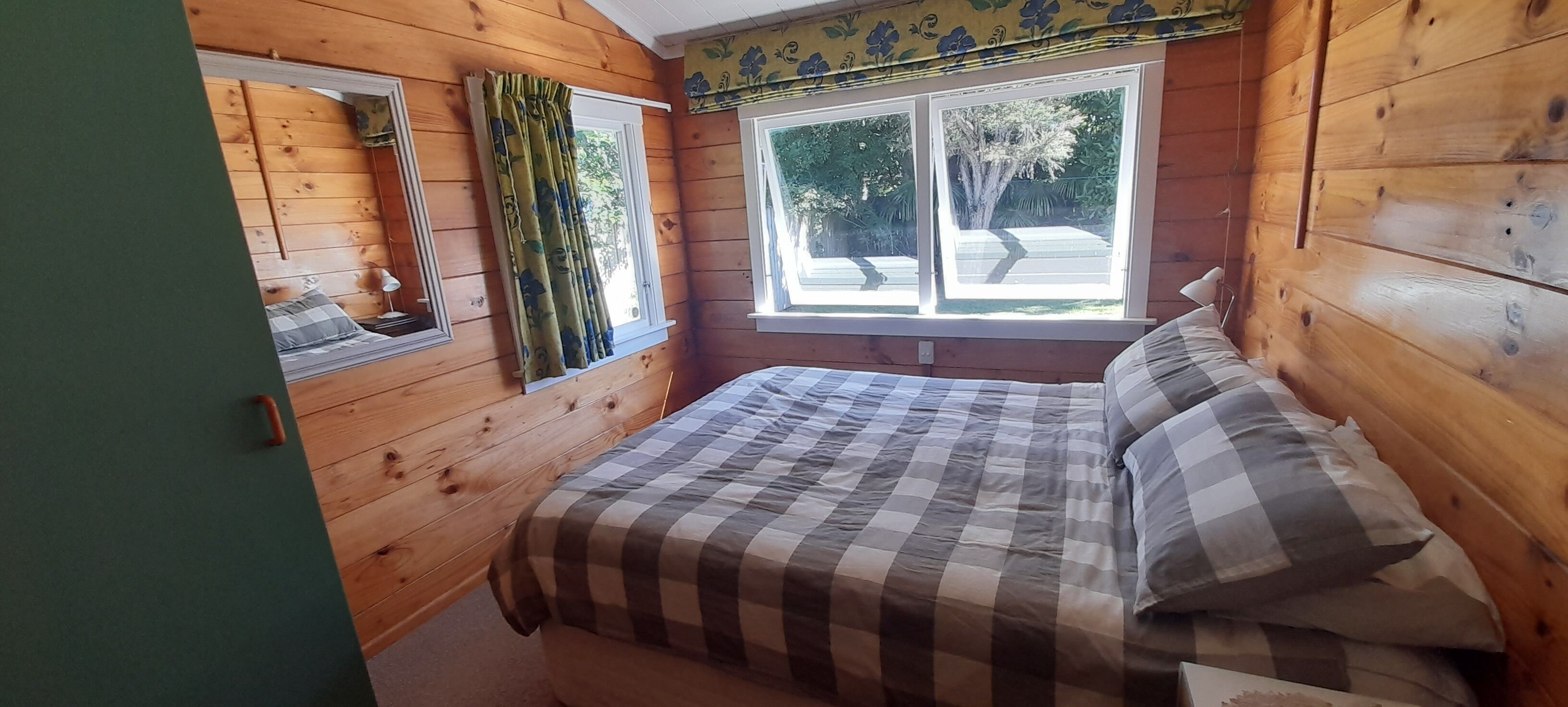 2 Schlafzimmer, Bügeleisen/Bügelbrett