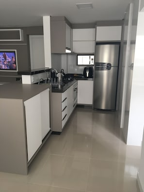 Geladeira, micro-ondas, fogão, cooktop