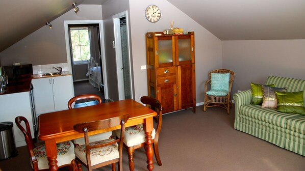 Televisión, reproductor de DVD, videoteca y estéreo 