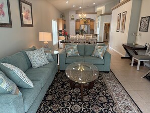 Smart-TV, Videospiele, DVD-Player, Tischtennisplatte