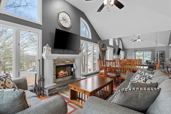 Smart TV, chimenea y videoteca 