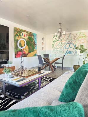 تلفزيون ذكي، كُتُب، شاشة كمبيوتر