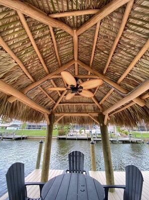 Outdoor dining - Waterfront Gulf Access Pool Home - GREAT LOCATION / GREAT REVIEWS!! (Cape Coral)