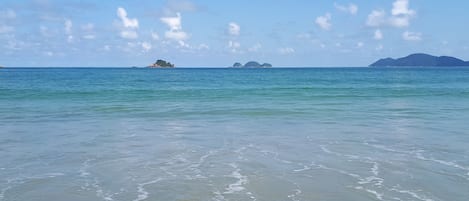 Una spiaggia nelle vicinanze