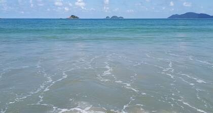 Next to the sea with air conditioning and Wi-Fi Enseada GuarujĂĄ(Tortuga)shops on the doorstep!Secure