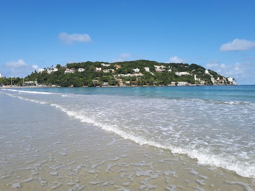 Next to the sea with air conditioning and Wi-Fi Enseada Guarujá(Tortuga)shops on the doorstep!Secure