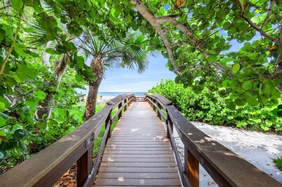 Escape to Paradise: Beachfront Condo with Breathtaking Gulf Views!
