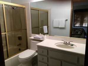 シャワー付き浴槽、タオル、石鹸、トイレットペーパー