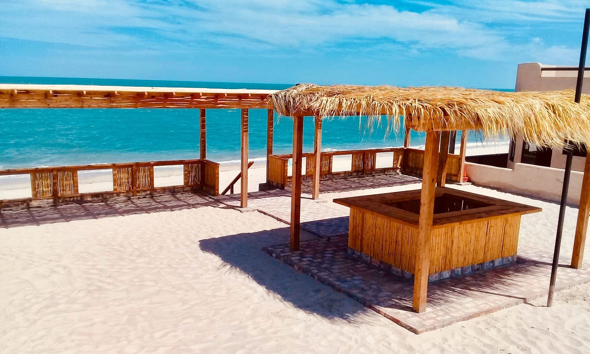 Sulla spiaggia, lettini da mare, teli da spiaggia