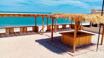 Sulla spiaggia, lettini da mare, teli da spiaggia