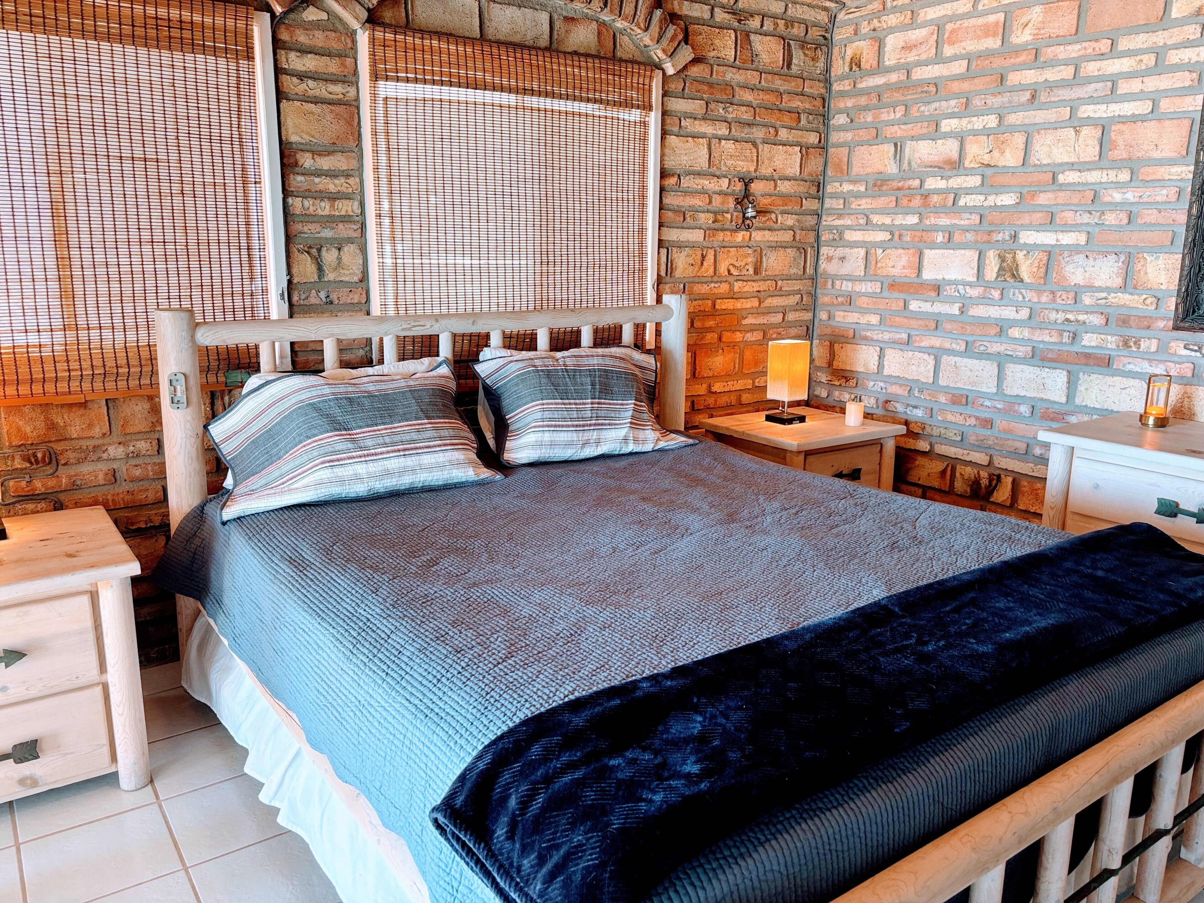 3 bedrooms, desk, WiFi (free), bed sheets