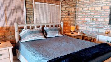 3 bedrooms, desk, WiFi (free), bed sheets