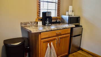 Frigorifero, microonde, macchina per tè/caffè, bollitore elettrico