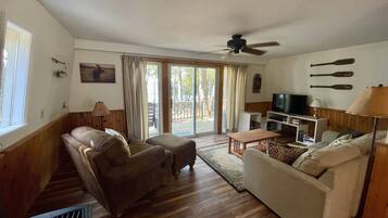 Smart-tv, pejs, dvd-afspiller, bøger