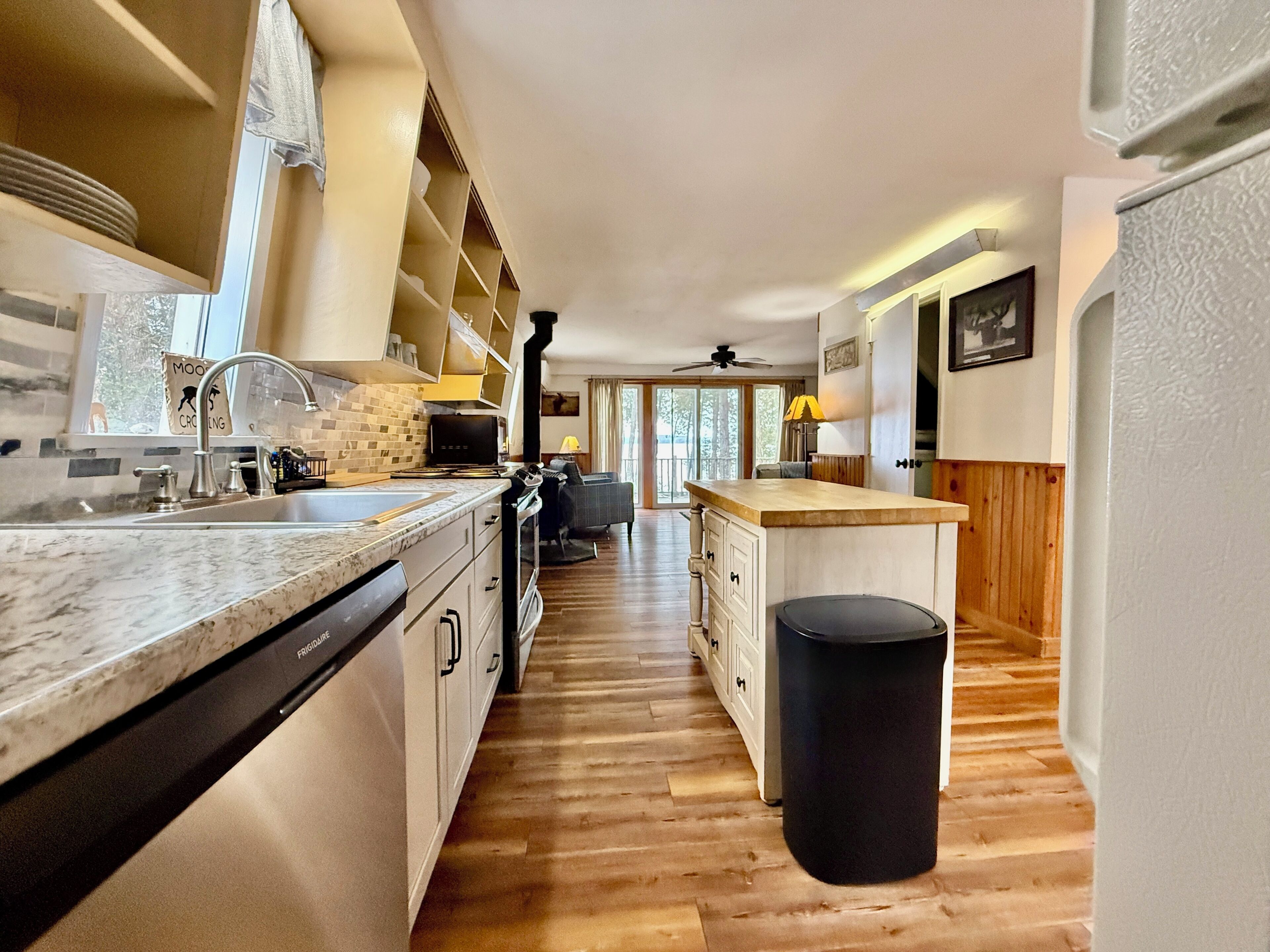 Jääkaappi, mikroaaltouuni, uuni, liesi