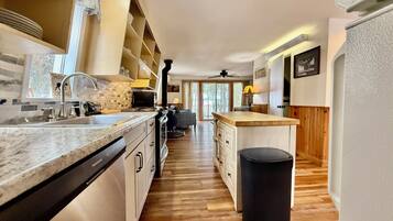 Jääkaappi, mikroaaltouuni, uuni, liesi