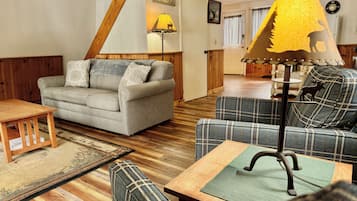 Smart-TV, Kamin, DVD-Player, Bücher