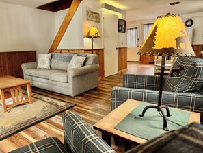 Smart TV, chimenea, reproductor de DVD y libros 