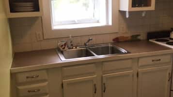 Cafetera y tetera, refrigerador, microondas y horno