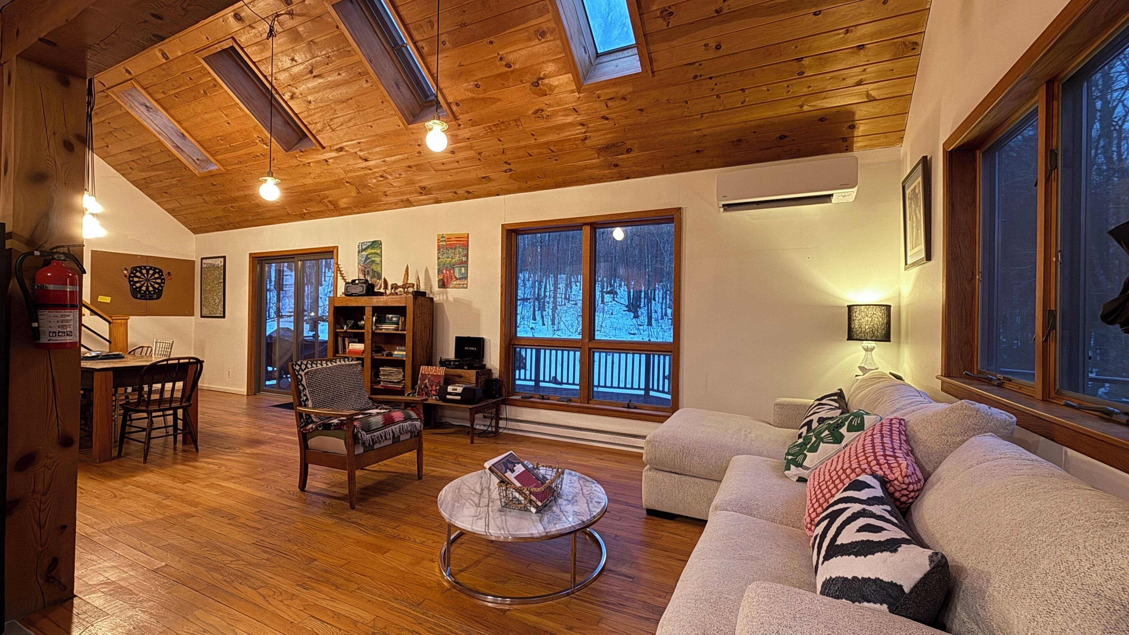 Téléviseur connecté, lecteur de DVD, livres, sélection de musique