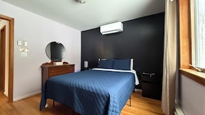 2 makuuhuonetta, työpöytä, silitysrauta/-lauta, vauvan matkasänky