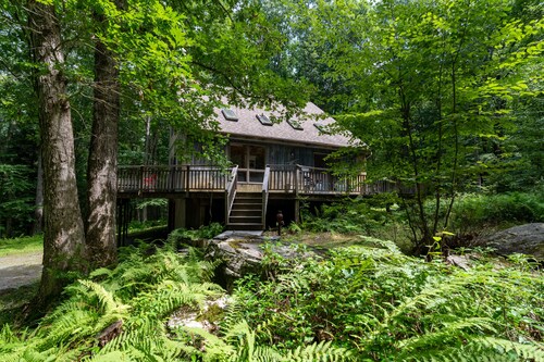 Peaceful woodsy retreat with stream and hiking on property / near Bethel Woods