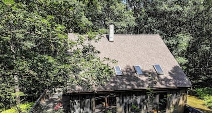 Retiro moderno en bosques con arroyo y senderismo cerca de Bethel Woods