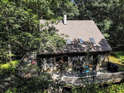 Peaceful woodsy retreat with stream and hiking on property / near Bethel Woods