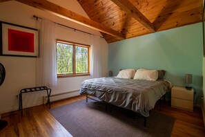 2 makuuhuonetta, työpöytä, silitysrauta/-lauta, vauvan matkasänky