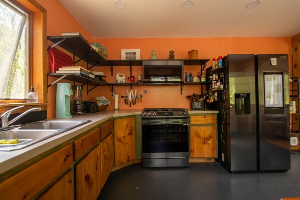 Fridge, microwave, oven, stovetop - Peaceful woodsy retreat with stream and hiking on property / near Bethel Woods (Narrowsburg)