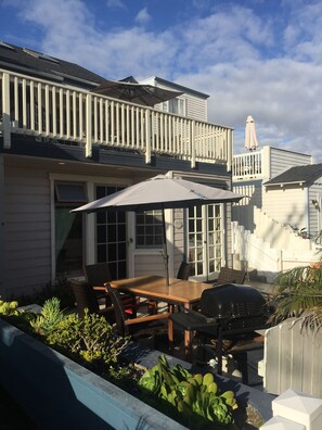 Outdoor dining - 2BR-2BA, 100ft to ocean sand, patio & garage. Monthly rentals; available March. (San Diego)