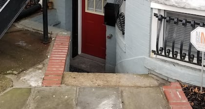 Amazing Logan Circle 2 Bdrm Bsmt Apt / kokouskeskus.