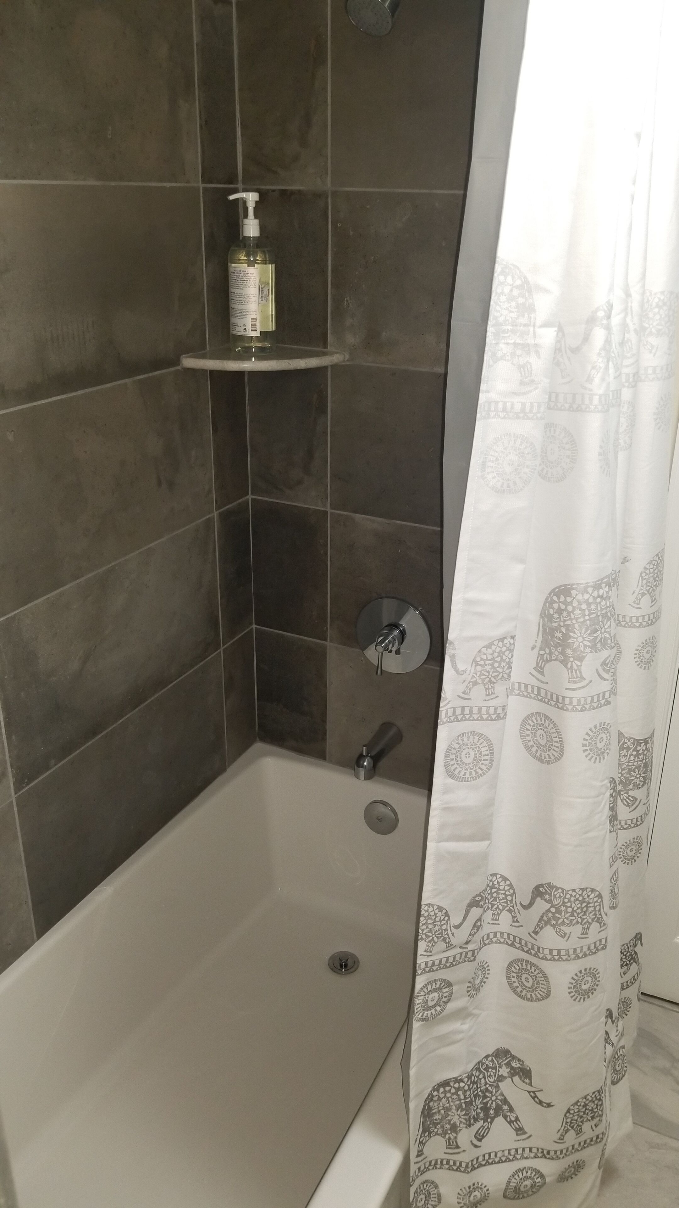 Sèche-cheveux, serviettes fournies, savon, shampoing