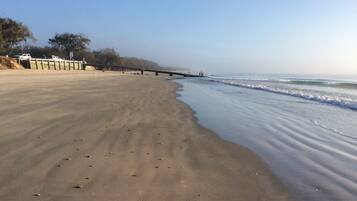 Playa en los alrededores, camastros y toallas de playa