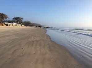 Tæt på stranden, liggestole, badehåndklæder